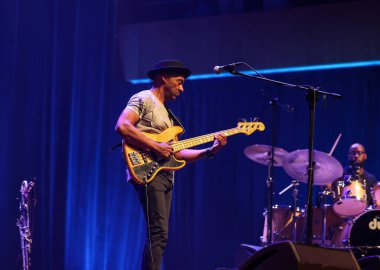 Cracow, Polonya - 17 Temmuz 2023: Marcus Miller Avrupa Turu 2023 Krakow 'da düzenlenen 28. Yaz Caz Festivali' nde Kongre Merkezi ICE Cracow 'da sahnelendi. 