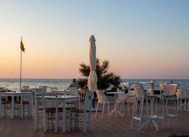 Rethymnon, Girit, Yunanistan - 15 Haziran 2022: Yunanistan 'ın Rethymnon Girit kentinde güneşli bir günde Waterside cafe