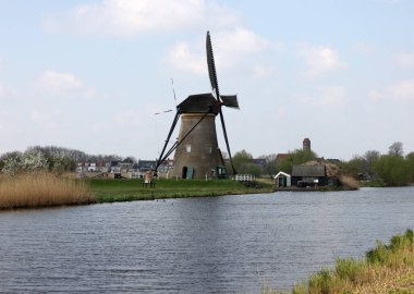 Hollanda 'daki Kinderdijk' teki 19 rüzgar değirmeninden biri. 1740 yılında inşa edilen, Hollanda 'daki en büyük yel değirmeni yoğunluğu, UNESCO' nun dünya mirası alanı.. 