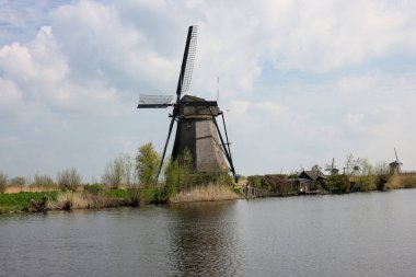 Hollanda 'daki Kinderdijk' teki 19 rüzgar değirmeninden biri. 1740 yılında inşa edilen, Hollanda 'daki en büyük yel değirmeni yoğunluğu, UNESCO' nun dünya mirası alanı.. 