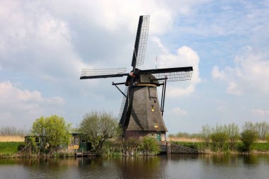 Hollanda 'daki Kinderdijk' teki 19 rüzgar değirmeninden biri. 1740 yılında inşa edilen, Hollanda 'daki en büyük yel değirmeni yoğunluğu, UNESCO' nun dünya mirası alanı.. 