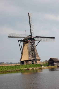 Hollanda 'daki Kinderdijk' teki 19 rüzgar değirmeninden biri. 1740 yılında inşa edilen, Hollanda 'daki en büyük yel değirmeni yoğunluğu, UNESCO' nun dünya mirası alanı.. 