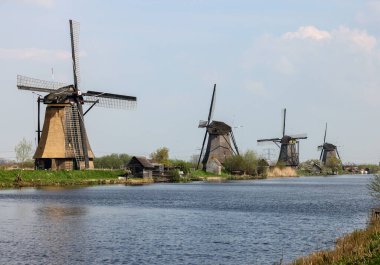 Hollanda, Kinderdijk 'teki yel değirmenleri, UNESCO' nun dünya mirası. 1740 Sisteminde inşa edilen yel değirmenleri, sel baskınlarını önlemek için daha büyük bir su yönetim sisteminin parçasıdır..