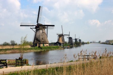 Hollanda, Kinderdijk 'teki yel değirmenleri, UNESCO' nun dünya mirası. 1740 Sisteminde inşa edilen yel değirmenleri, sel baskınlarını önlemek için daha büyük bir su yönetim sisteminin parçasıdır..