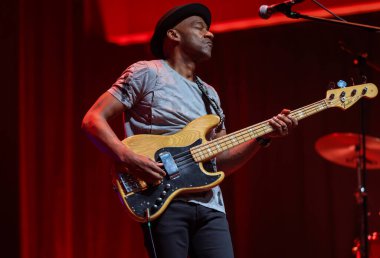 Cracow, Polonya - 17 Temmuz 2023: Marcus Miller Avrupa Turu 2023 Krakow 'da düzenlenen 28. Yaz Caz Festivali' nde Kongre Merkezi ICE Cracow 'da sahnelendi. 