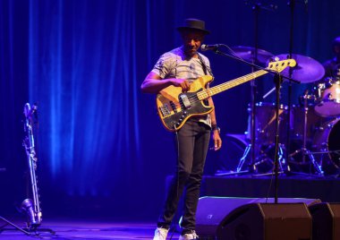 Cracow, Polonya - 17 Temmuz 2023: Marcus Miller Avrupa Turu 2023 Krakow 'da düzenlenen 28. Yaz Caz Festivali' nde Kongre Merkezi ICE Cracow 'da sahnelendi. 