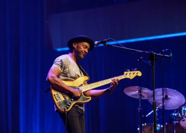 Cracow, Polonya - 17 Temmuz 2023: Marcus Miller Avrupa Turu 2023 Krakow 'da düzenlenen 28. Yaz Caz Festivali' nde Kongre Merkezi ICE Cracow 'da sahnelendi. 