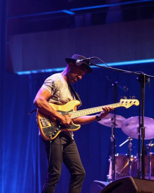 Cracow, Polonya - 17 Temmuz 2023: Marcus Miller Avrupa Turu 2023 Krakow 'da düzenlenen 28. Yaz Caz Festivali' nde Kongre Merkezi ICE Cracow 'da sahnelendi. 