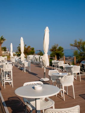 Rethymnon, Girit, Yunanistan - 15 Haziran 2022: Yunanistan 'ın Rethymnon Girit kentinde güneşli bir günde Waterside cafe