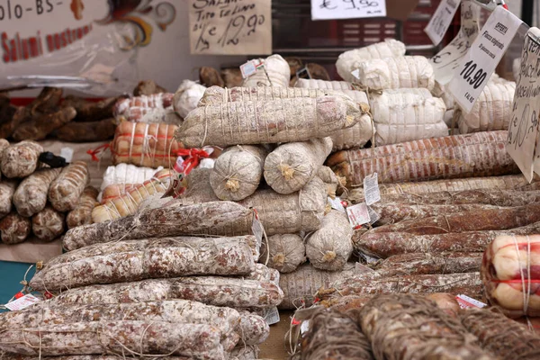 イタリアのクレモナ 9月7 2022 イタリアのロンバルディア州クレモナの農家市場で屋台で販売されている伝統的な肉製品 — ストック写真
