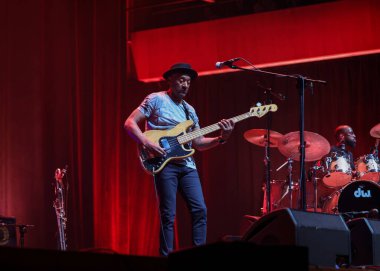 Cracow, Polonya - 17 Temmuz 2023: Marcus Miller Avrupa Turu 2023 Krakow 'da düzenlenen 28. Yaz Caz Festivali' nde Kongre Merkezi ICE Cracow 'da sahnelendi. 