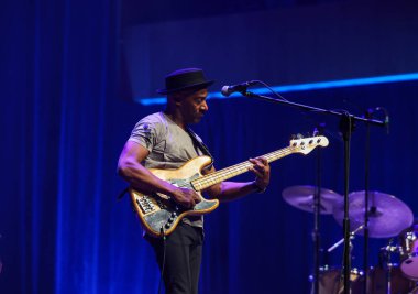 Cracow, Polonya - 17 Temmuz 2023: Marcus Miller Avrupa Turu 2023 Krakow 'da düzenlenen 28. Yaz Caz Festivali' nde Kongre Merkezi ICE Cracow 'da sahnelendi. 