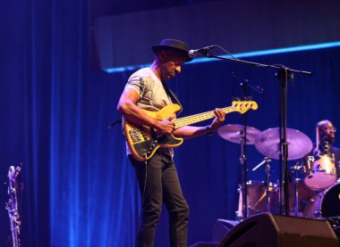 Cracow, Polonya - 17 Temmuz 2023: Marcus Miller Avrupa Turu 2023 Krakow 'da düzenlenen 28. Yaz Caz Festivali' nde Kongre Merkezi ICE Cracow 'da sahnelendi. 