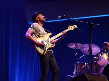 Cracow, Polonya - 17 Temmuz 2023: Marcus Miller Avrupa Turu 2023 Krakow 'da düzenlenen 28. Yaz Caz Festivali' nde Kongre Merkezi ICE Cracow 'da sahnelendi. 