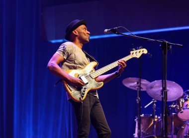 Cracow, Polonya - 17 Temmuz 2023: Marcus Miller Avrupa Turu 2023 Krakow 'da düzenlenen 28. Yaz Caz Festivali' nde Kongre Merkezi ICE Cracow 'da sahnelendi. 