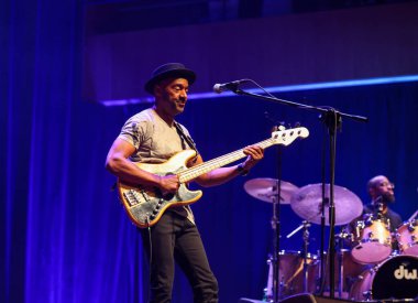 Cracow, Polonya - 17 Temmuz 2023: Marcus Miller Avrupa Turu 2023 Krakow 'da düzenlenen 28. Yaz Caz Festivali' nde Kongre Merkezi ICE Cracow 'da sahnelendi. 