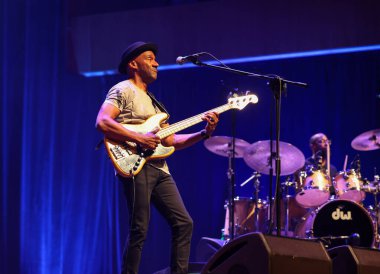 Cracow, Polonya - 17 Temmuz 2023: Marcus Miller Avrupa Turu 2023 Krakow 'da düzenlenen 28. Yaz Caz Festivali' nde Kongre Merkezi ICE Cracow 'da sahnelendi. 