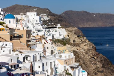 Santorini Adası, Cyclades, Yunanistan 'daki Oia' da beyazlatılmış evler