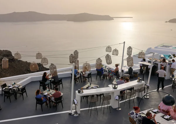 Imerovigli Santorin Griechenland Juli 2021 Tische Auf Der Restaurantterrasse Mit — Stockfoto