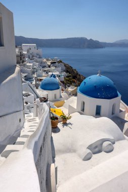 Yunanistan 'ın Santorini kentindeki Oia köyündeki Caldera uçurumunun kenarındaki beyazlatılmış binalar