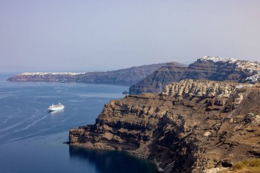 Yunanistan 'ın Santorini Adası' ndaki görkemli volkanik kayalıkların muhteşem manzarası.