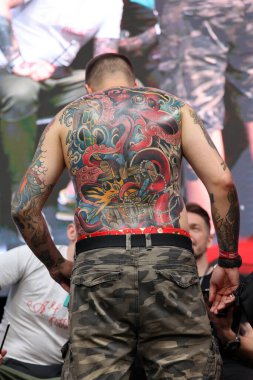 Krakow, Polonya - 11 Haziran 2022: Krakow 'daki 15. Dövme Fuarı' nda en iyi dövme yarışması sırasında kimliği belirsiz katılımcı. En prestijli dövme festivallerinden biri..