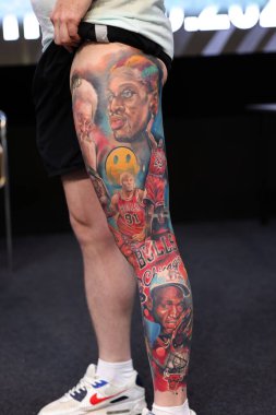 Krakow, Polonya - 12 Haziran 2022: Krakow 'daki 15. Dövme Fuarı' nda en iyi dövme yarışması sırasında kimliği belirsiz katılımcı. En prestijli dövme festivallerinden biri..