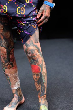 Krakow, Polonya - 12 Haziran 2022: Krakow 'daki 15. Dövme Fuarı' nda en iyi dövme yarışması sırasında kimliği belirsiz katılımcı. En prestijli dövme festivallerinden biri..