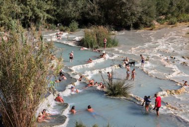 Saturnia, İtalya - 13 Eylül 2022 İnsanlar Satürn 'ün kaplıcalarında banyo yapıyorlar Therme, Saturnia, Toskana, İtalya 