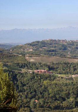 Arka planda Alpler olan Piedmont 'taki Langhe-Roero tepelerinin manzarası. İtalya