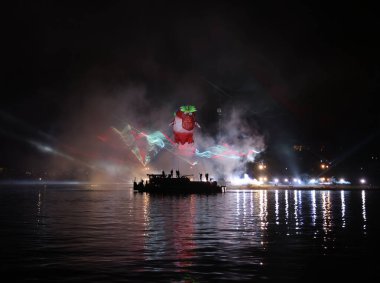 Cracow, Polonya - 4 Haziran 2022 Büyük Ejder Geçidi. Vistula Nehri 'ndeki Büyük Açık Hava Şovu.