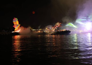 Cracow, Polonya - 4 Haziran 2022 Büyük Ejder Geçidi. Vistula Nehri 'ndeki Büyük Açık Hava Şovu.