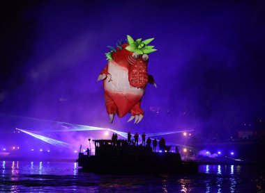 Cracow, Polonya - 4 Haziran 2022 Büyük Ejder Geçidi. Vistula Nehri 'ndeki Büyük Açık Hava Şovu.