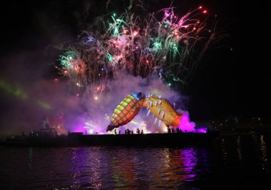 Cracow, Polonya - 4 Haziran 2022 Büyük Ejder Geçidi. Vistula Nehri 'ndeki Büyük Açık Hava Şovu.