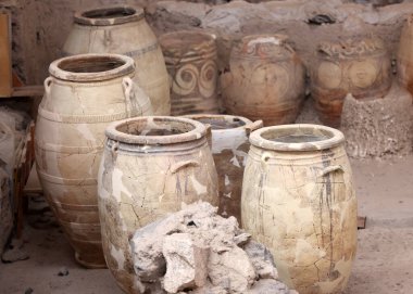 Santorini, Yunanistan - 01 Temmuz 2021: Yunanistan 'ın Santorini adasında bir Minos Çağı yerleşim alanı olan tarih öncesi Akrotiri kasabasında antik çömlekler ele geçirildi