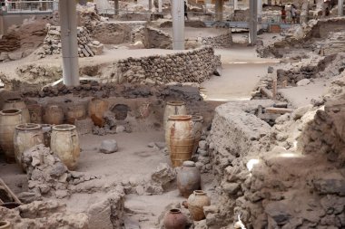 Santorini, Yunanistan - 01 Temmuz 2021: Yunanistan 'ın Santorini adasında bir Minos Çağı yerleşim alanı olan tarih öncesi Akrotiri kasabasında antik çömlekler ele geçirildi