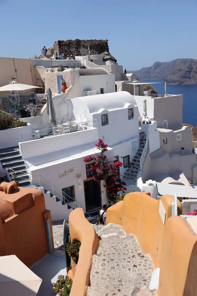 Oia Santorin Griechenland Juli 2021 Weißgetünchte Gebäude Und Die Ruinen — Stockfoto