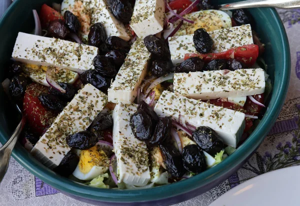 Salada Grega Com Queijo Feta Azeitonas Pretas Almoço Típico Estilo — Fotografia de Stock