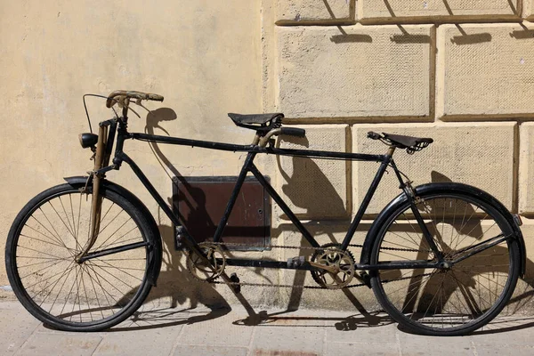 Stary Dwumiejscowy Rower Pitigliano Włochy — Zdjęcie stockowe