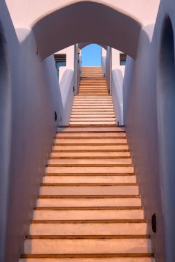 Dar taş basamaklar, Santorini adasında geleneksel bir mimari parçası. Yunanistan 