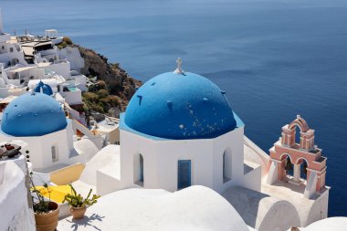 Yunanistan 'ın Santorini kentindeki Oia köyündeki Caldera uçurumunun kenarındaki beyazlatılmış binalar