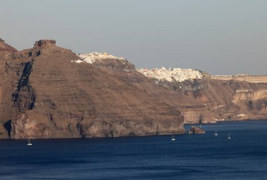 Yunanistan 'ın Santorini adasındaki Oia köyünden Santorini kaldera kayalıklarının panoramik manzarası 