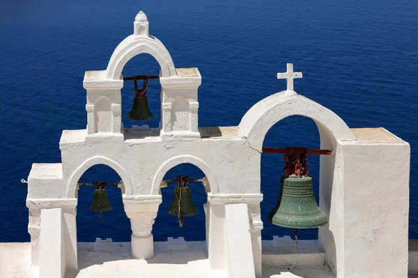 希腊圣托里尼岛上的海景和白色钟楼 — 图库照片