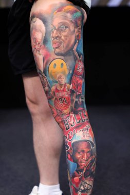 Krakow, Polonya - 12 Haziran 2022: Krakow 'daki 15. Dövme Fuarı' nda en iyi dövme yarışması sırasında kimliği belirsiz katılımcı. En prestijli dövme festivallerinden biri..