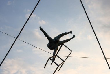 Cracow, Polonya - 2 Mayıs 2022: Krakow 'daki Vistula Nehri üzerindeki Kornatka yaya köprüsünde Jerzy Kedziora tarafından gökyüzü ile su arasında dengeli heykeller