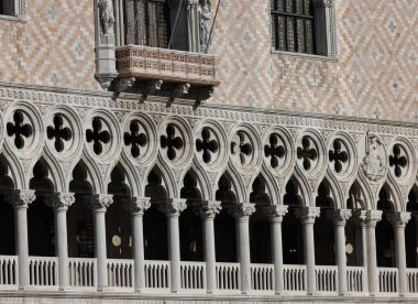 Venedik. İtalya - Venedik sembollerinden biri olan Valinin Sarayı 'ndan bir eser.