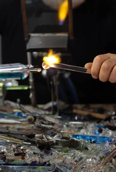 Glassworker Ενώ Διαμορφώνει Γυαλί Μια Πολύ Υψηλή Θερμοκρασία Φλόγα Στο — Φωτογραφία Αρχείου