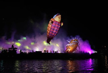 Cracow, Polonya - 4 Haziran 2022 Büyük Ejder Geçidi. Vistula Nehri 'ndeki Büyük Açık Hava Şovu.
