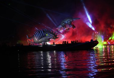 Cracow, Polonya - 4 Haziran 2022 Büyük Ejder Geçidi. Vistula Nehri 'ndeki Büyük Açık Hava Şovu.