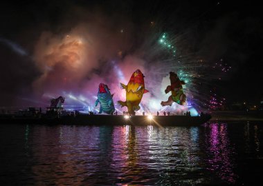 Cracow, Polonya - 4 Haziran 2022 Büyük Ejder Geçidi. Vistula Nehri 'ndeki Büyük Açık Hava Şovu.